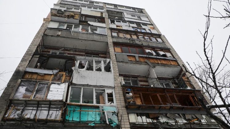 Local do ataque com drone russo contra um pr&eacute;dio residencial em Kiev, Ucr&acirc;nia, em 9 de janeiro de 2026, durante a invas&atilde;o russa. Pelo menos tr&ecirc;s pessoas morreram e 16 ficaram feridas na cidade durante um ataque combinado russo na madrugada, segundo a Administra&ccedil;&atilde;o Militar da Cidade de Kiev. Em um ataque subsequente com dois drones, um param&eacute;dico morreu e quatro ficaram feridos, de acordo com o prefeito de Kiev, Vitali Klitschko. EPA/YULIIA OVSIANNIKOVA 