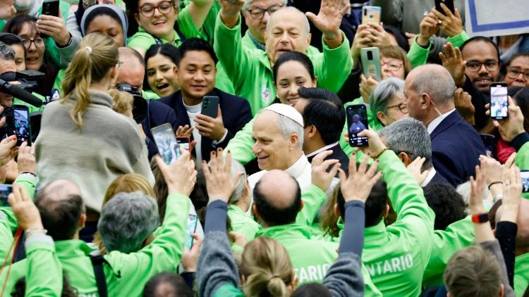 Papa među volonterima u Dvorani Pavla VI.