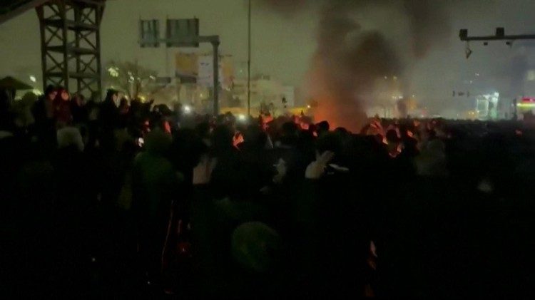 Manifestanti in piazza a Teheran nel 14esimo giorno di proteste contro il carovita e la politica del governo