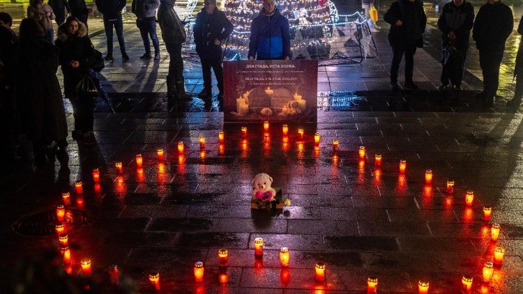 Familien gedenken der Opfer des Neujahrsungl&uuml;cks in der Bar Le Constellation in Crans-Montana, in der es zu dem verheerenden Brand kam