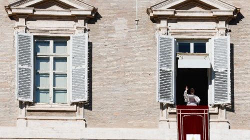  &Aacute;ngelus, el Papa: “El Bautismo nos libera del pecado y nos hace hijos de Dios”