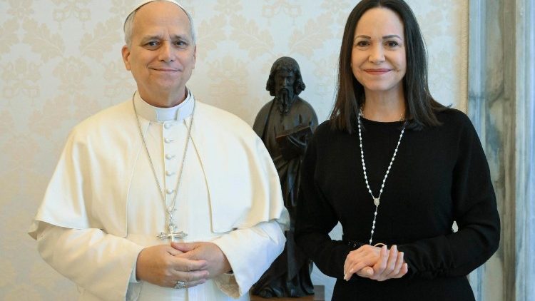 Paven mødte mandag den venezuelanske nobelprismodtager, Maria Corina Machado.