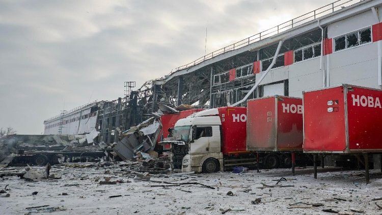 Danos no local de um ataque russo a um terminal postal em Kharkiv, nordeste da Ucr&acirc;nia, em 13 de janeiro de 2026, em meio &agrave; invas&atilde;o russa. Pelo menos quatro pessoas morreram e outras seis ficaram feridas ap&oacute;s um ataque russo atingir um terminal da Nova Post (Nova Poshta) em Kharkiv, segundo o Servi&ccedil;o Estatal de Emerg&ecirc;ncia da Ucr&acirc;nia (SESU). EPA/SERGEY KOZLOV