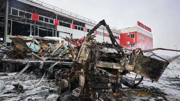 Danos no local de um ataque russo a um terminal postal em Kharkiv, nordeste da Ucr&acirc;nia, em 13 de janeiro de 2026, em meio &agrave; invas&atilde;o russa. Pelo menos quatro pessoas morreram e outras seis ficaram feridas ap&oacute;s um ataque russo atingir um terminal da Nova Post (Nova Poshta) em Kharkiv, segundo o Servi&ccedil;o Estatal de Emerg&ecirc;ncia da Ucr&acirc;nia (SESU). EPA/SERGEY KOZLOV