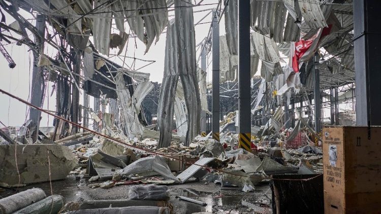 Danos no local de um ataque russo a um terminal postal em Kharkiv, nordeste da Ucr&acirc;nia, em 13 de janeiro de 2026, em meio &agrave; invas&atilde;o russa. Pelo menos quatro pessoas morreram e outras seis ficaram feridas ap&oacute;s um ataque russo atingir um terminal da Nova Post (Nova Poshta) em Kharkiv, segundo o Servi&ccedil;o Estatal de Emerg&ecirc;ncia da Ucr&acirc;nia (SESU). EPA/SERGEY KOZLOV