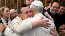 Papa Leone nell'Aula Paolo VI per l'udienza generale