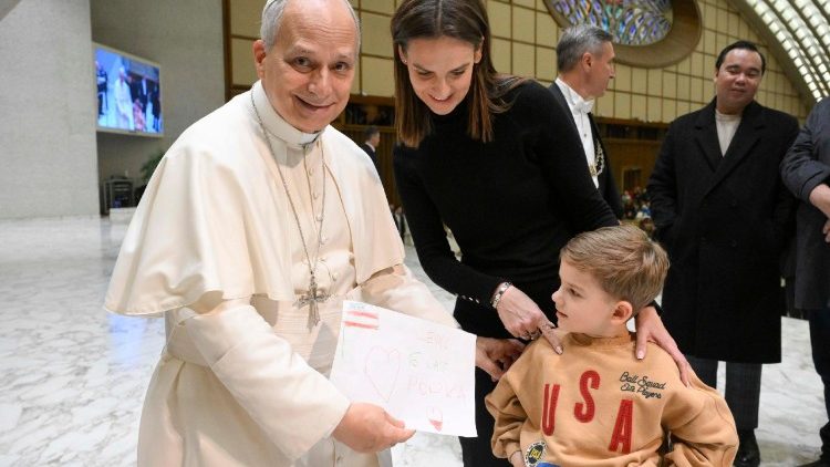 Papa Leone nell'Aula Paolo VI per l'udienza generale
