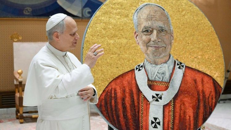 Leó pápának bemutatták a mozaikportréját, amelyet a Falakon kívüli Szent Pál-bazilikába helyeznek el a korábbi pápák képei mellé
