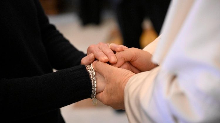 Il Papa incontra i familiari dei ragazzi deceduti a Crans-Montana