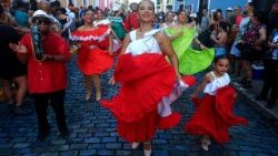 Tanzende Menschen in San Juan (Puerto Rico)