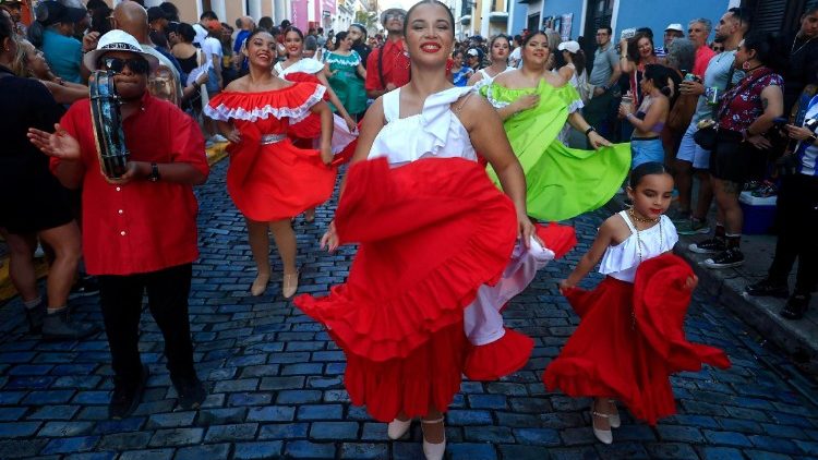 Tanzende Menschen in San Juan (Puerto Rico)