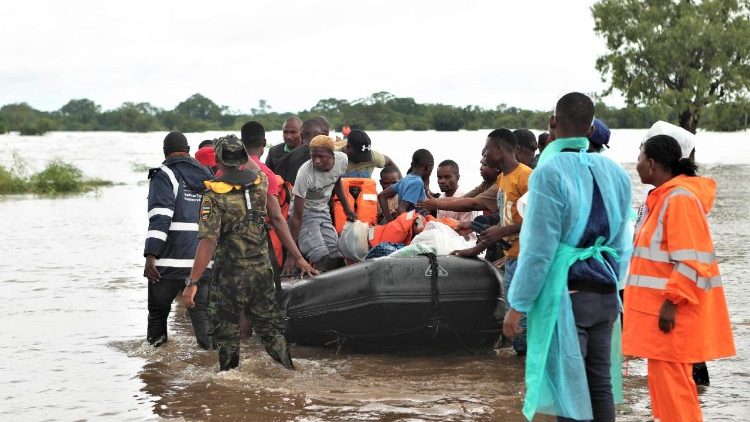 മൊസാംബിക്കിൽ രക്ഷാപ്രവർത്തനം നടത്തുന്നു