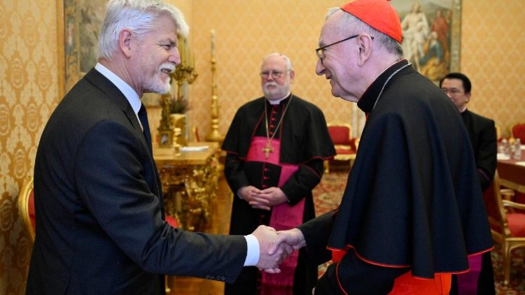 El Presidente de la Rep&uacute;blica Checa saluda al cardenal Pietro Parolin