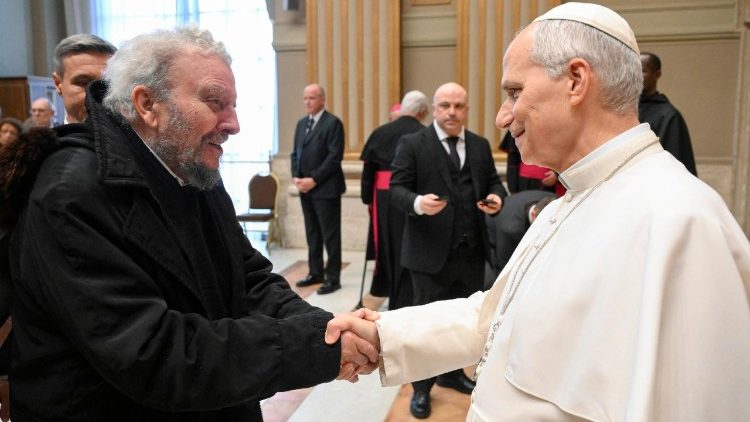 ಜಗದ್ಗುರು XIV ನೇ ಲಿಯೋರವರು ನಿಯೊ ಕ್ಯಾಟುಕುಮೆನಲ್ ಹಾದಿಯ ಸಂಸ್ಥಾಪಕ ಕಿಕೊ ಅಗು೯ಯೆಲ್ಲೊರವರೊಂದಿಗೆ ಹಸ್ತಲಾಘವ ಮಾಡುತ್ತಾರೆ.