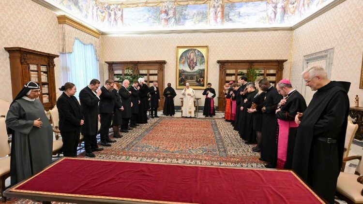 Közös ima a finn ökumenikus küldöttség tagjaival   