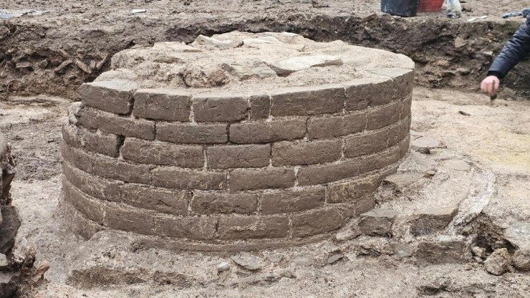 Una colonna rinvenuta durante gli scavi di piazza A. Costa a Fano, ANSA/Ufficio stampa Comune di Fano