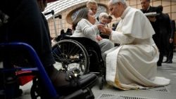 Il Papa, perso il valore della dignit� umana, preghiamo per la pace