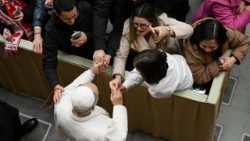 ಜಗದ್ಗುರು XIV ನೇ ಲಿಯೋರವರು ಗಾಲಿ ಕುಚಿ೯ಯಲ್ಲಿರುವ ಯುವಕನನ್ನು ಆಶೀವ೯ದಿಸಿದರು.