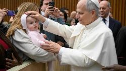 संत पापा फ्राँसिस बुधवारीय आम दर्शन समारोह में विश्वासियों से मिलते हुए