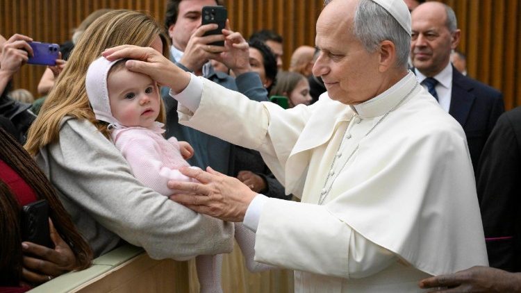 Le&oacute; p&aacute;pa meg&aacute;ld egy kisgyermeket az &aacute;ltal&aacute;nos kihallgat&aacute;son