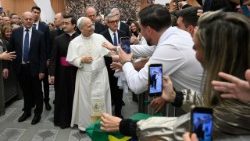 संत पापा लियो 14वें  संत पापा पॉल षष्टम सभागार में विश्वासियों से मिलते हुए