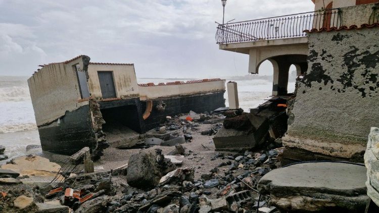 Gli effetti del maltempo in Sicilia: colpita, tra le altre, la provincia di Catania (Ansa)