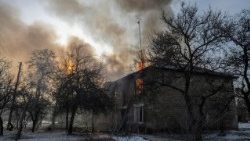 Ucraina, bombardamento russo sulle case di Druzkhivka nel Donetsk