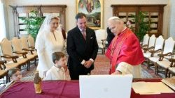 ലക്സംബർഗിലെ ഭരണാധിപൻ ഗില്ലൂം അഞ്ചാമനെയും പ്രഭ്വി സ്റ്റെഫാനിയെയും ലിയോ പതിനാലാമൻ സ്വീകരിക്കുന്നു 