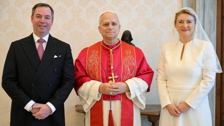 Leó pápa a luxemburgi nagyhercegi párral a Vatikánban