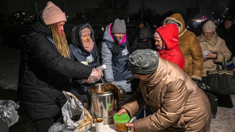 Hambre, frio y oscuridad en Kyiv mientras continúan los ataques rusos a Ucrania