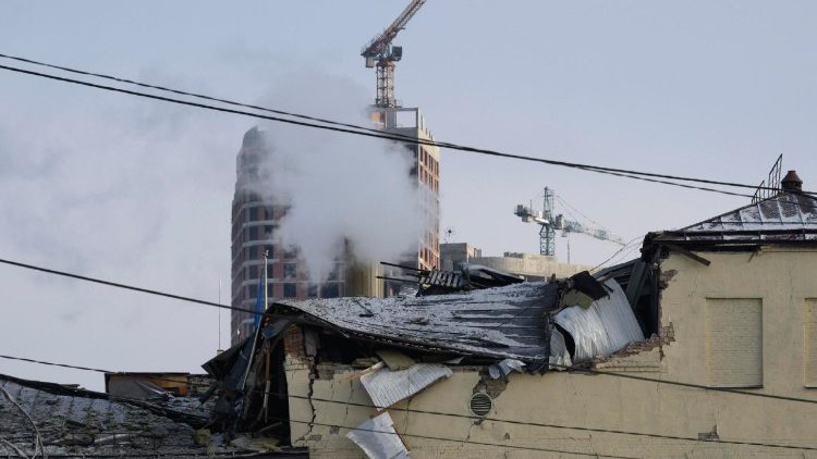 Local do ataque russo &agrave; f&aacute;brica de doces Roshen em Kiev, Ucr&acirc;nia, em 24 de janeiro de 2026, durante a invas&atilde;o russa. Pelo menos uma pessoa morreu e tr&ecirc;s ficaram feridas em Kiev em decorr&ecirc;ncia do ataque russo, segundo o Servi&ccedil;o Estatal de Emerg&ecirc;ncia da Ucr&acirc;nia. EPA/MAXYM MARUSENKO