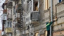 Un immeuble résidentiel de Kharkiv endommagé après des frappes russes, au nord-est de l'Ukraine, le 24 janvier 2026. 