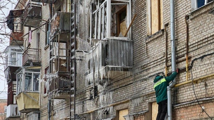 Un immeuble résidentiel de Kharkiv endommagé après des frappes russes, au nord-est de l'Ukraine, le 24 janvier 2026. 