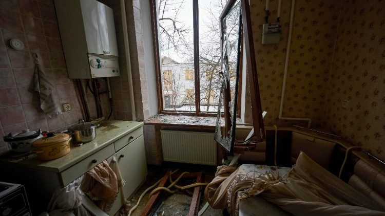 Danos no local de um ataque russo a um pr&eacute;dio residencial de quatro andares em Kharkiv, nordeste da Ucr&acirc;nia, em 24 de janeiro de 2026, em meio &agrave; invas&atilde;o russa. Pelo menos 27 pessoas ficaram feridas ap&oacute;s um ataque russo noturno a bairros residenciais da cidade, segundo Oleh Syniehubov, da Administra&ccedil;&atilde;o Militar Regional de Kharkiv. EPA/SERGEY KOZLOV