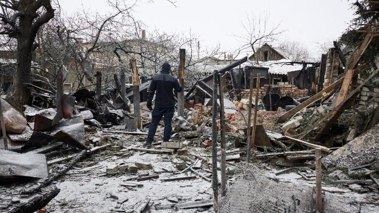 Um socorrista ucraniano trabalha no local de um ataque russo a um pr&eacute;dio privado em Kharkiv, nordeste da Ucr&acirc;nia, em 24 de janeiro de 2026, em meio &agrave; invas&atilde;o russa. Pelo menos 27 pessoas ficaram feridas ap&oacute;s um ataque russo noturno a bairros residenciais da cidade, segundo Oleh Syniehubov, da Administra&ccedil;&atilde;o Militar Regional de Kharkiv. EPA/SERGEY KOZLOV