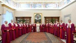 ಜಗದ್ಗುರು XIV ನೇ ಲಿಯೋರವರು ತಮ್ಮ ನ್ಯಾಯಾಂಗ ವಷ೯ದ ಉದ್ಘಾಟನೆಗೆ ರೋಮನ್ ರೊಟಾ ನ್ಯಾಯ ಮಂಡಳಿಯ ಅಧಿಕಾರಿಗಳನ್ನು ಬರಮಾಡಿಕೊಳ್ಳುತ್ತಾರೆ.