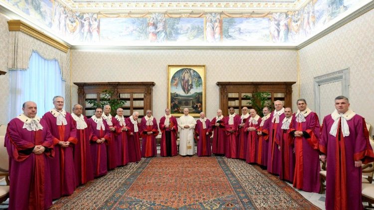 ಜಗದ್ಗುರು XIV ನೇ ಲಿಯೋರವರು ತಮ್ಮ ನ್ಯಾಯಾಂಗ ವಷ೯ದ ಉದ್ಘಾಟನೆಗೆ ರೋಮನ್ ರೊಟಾ ನ್ಯಾಯ ಮಂಡಳಿಯ ಅಧಿಕಾರಿಗಳನ್ನು ಬರಮಾಡಿಕೊಳ್ಳುತ್ತಾರೆ.