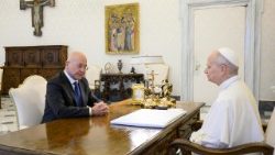 Папа Лъв XIV с Върховният комисар на ООН за бежанците Бархам Салех 