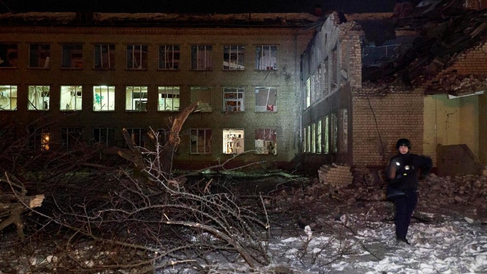 Equipes de resgate ucranianas trabalham no local de um ataque russo a uma escola em Kharkiv, no nordeste da Ucrânia, em 26 de janeiro de 2026 (foto divulgada em 27 de janeiro de 2026), em meio à invasão russa. Pelo menos duas pessoas ficaram feridas após um ataque russo noturno a Kharkiv, segundo o prefeito de Kharkiv, Ihor Terekhov. As tropas russas entraram em território ucraniano em 24 de fevereiro de 2022, dando início a um conflito que provocou destruição e uma crise humanitária. EPA/SERGEY KOZLOV