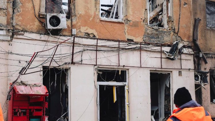 Equipes de resgate ucranianas trabalham no local de um ataque russo a uma &aacute;rea residencial em Odessa, no sudoeste da Ucr&acirc;nia, em 27 de janeiro de 2026, em meio &agrave; invas&atilde;o russa. Pelo menos duas pessoas morreram e outras 24 ficaram feridas ap&oacute;s um ataque russo noturno a Odessa, segundo o Servi&ccedil;o Estatal de Emerg&ecirc;ncia da Ucr&acirc;nia. EPA/STRINGER