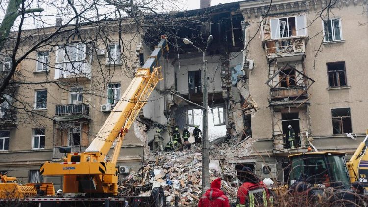 Equipes de resgate ucranianas trabalham no local de um ataque russo a uma &aacute;rea residencial em Odessa, no sudoeste da Ucr&acirc;nia, em 27 de janeiro de 2026, em meio &agrave; invas&atilde;o russa. Pelo menos duas pessoas morreram e outras 24 ficaram feridas ap&oacute;s um ataque russo noturno a Odessa, segundo o Servi&ccedil;o Estatal de Emerg&ecirc;ncia da Ucr&acirc;nia. EPA/STRINGER