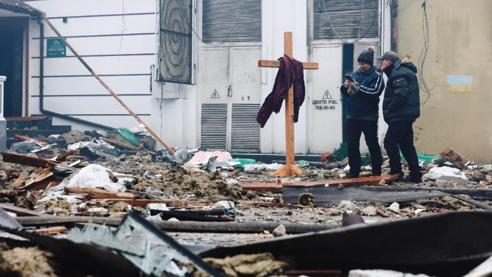 Moradores locais inspecionam os danos no local de um ataque russo a uma área residencial em Odessa, no sudoeste da Ucrânia, em 27 de janeiro de 2026, em meio à invasão russa. Pelo menos duas pessoas morreram e outras 24 ficaram feridas após um ataque russo noturno a Odessa, segundo o Serviço Estatal de Emergência da Ucrânia. EPA/STRINGER   (ANSA)