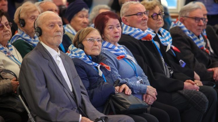 Bernard Offen, sopravvissuto all'Olocausto, durante le celebrazioni