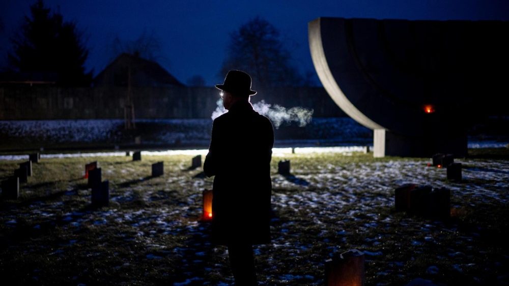 En el campo de concetración de Terezin, fueron encarcelados unos 155 000 judíos checos; alrededor de 35 000 personas murieron en el campo y unas 87 000 fueron deportadas a otros campos