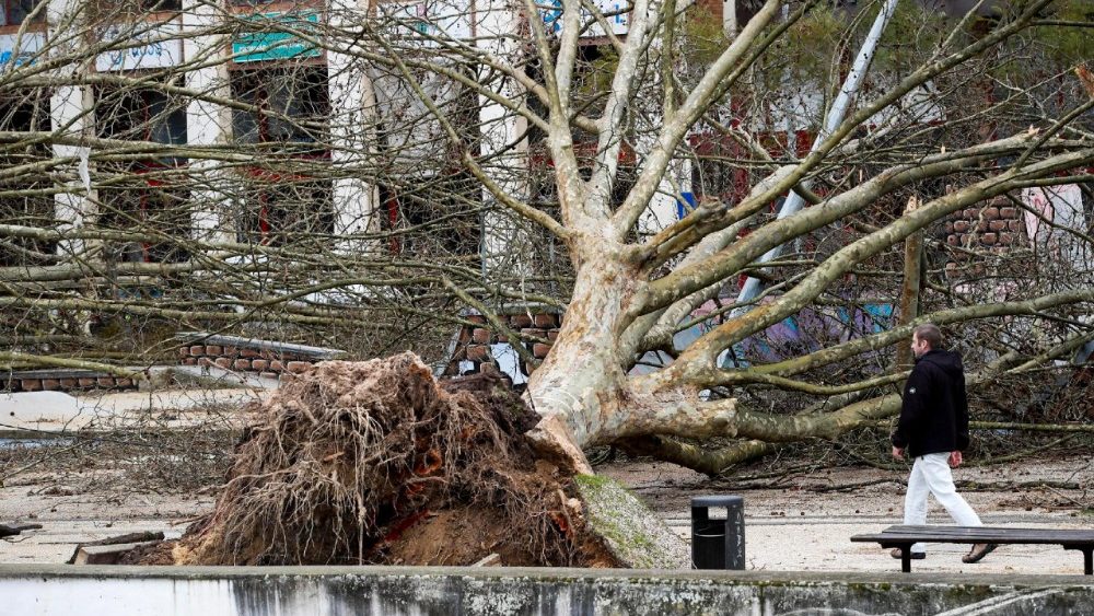 Storm Kristin brings severe weather to Portugal