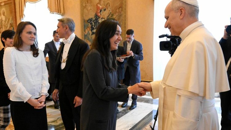 रेनियुम ख्रीस्ती के प्रेरितिक जीवन के धर्मसंघ के सदस्यों से मुलाकात करते पोप लियो 14वें