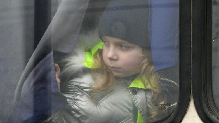 Jovem, evacuada de uma &aacute;rea pr&oacute;xima &agrave; linha de frente, dentro do trem na cidade de Mukachevo, no oeste da Ucr&acirc;nia, em 29 de janeiro de 2026, em meio &agrave; invas&atilde;o russa. Desta vez, 20 pessoas, incluindo 12 crian&ccedil;as, foram evacuadas de territ&oacute;rios atingidos pela guerra. Como funcion&aacute;rios da miss&atilde;o humanit&aacute;ria 'Proliska', eles recebem os trens com os evacuados pelo menos uma vez por semana. De acordo com a Representa&ccedil;&atilde;o do Comiss&aacute;rio do Parlamento Ucraniano para os Direitos Humanos na regi&atilde;o da Transcarp&aacute;tia, eles ser&atilde;o alocados em &aacute;reas seguras da Ucr&acirc;nia. EPA/IGOR MASLOV