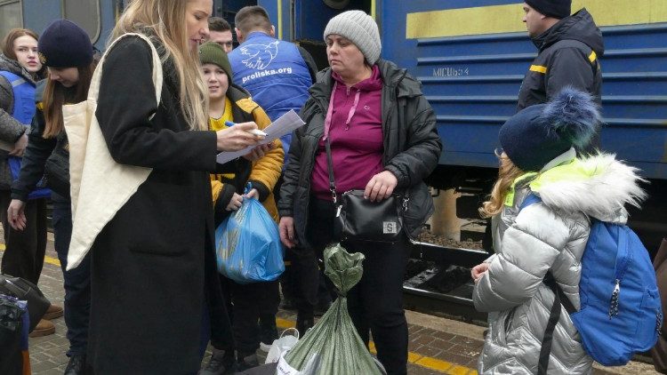 Volunt&aacute;rios da miss&atilde;o humanit&aacute;ria 'Proliska' encontram-se com pessoas evacuadas das &aacute;reas pr&oacute;ximas &agrave; linha de frente de Zaporizhzhia e Dnipropetrovsk na esta&ccedil;&atilde;o ferrovi&aacute;ria da cidade de Mukachevo, no oeste da Ucr&acirc;nia, em 29 de janeiro de 2026, em meio &agrave; invas&atilde;o russa. Desta vez, 20 pessoas, incluindo 12 crian&ccedil;as, foram evacuadas de territ&oacute;rios atingidos pela guerra. Como membros da miss&atilde;o humanit&aacute;ria 'Proliska', eles recebem os trens com os evacuados pelo menos uma vez por semana. De acordo com a Representa&ccedil;&atilde;o do Comiss&aacute;rio do Parlamento Ucraniano para os Direitos Humanos na regi&atilde;o da Transcarp&aacute;tia, eles ser&atilde;o alocados em &aacute;reas seguras da Ucr&acirc;nia. EPA/IGOR MASLOV
