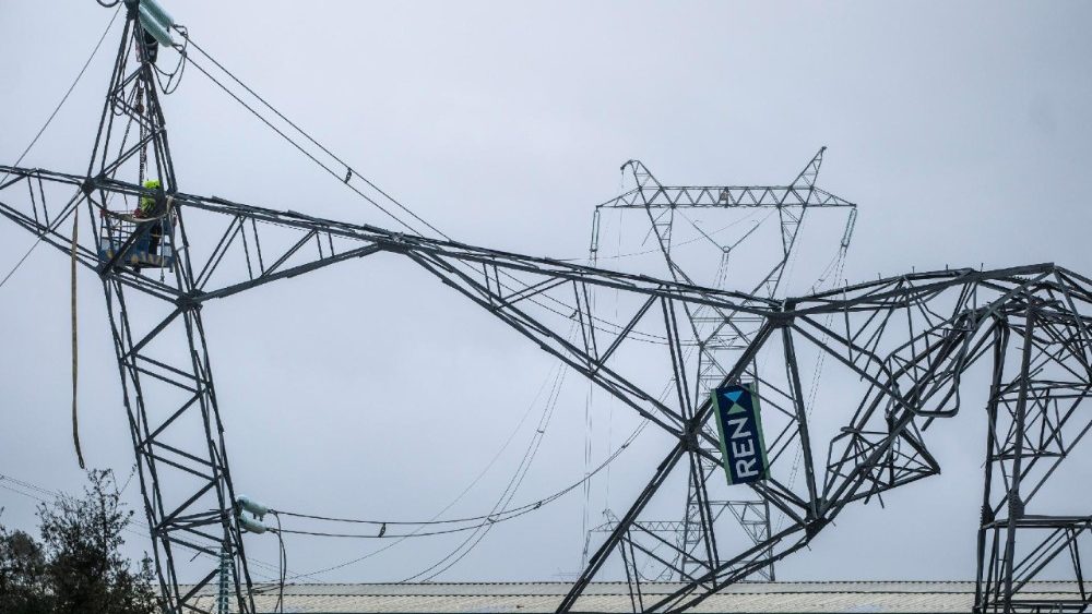 Danos causados ​​em postes de alta tensão das Redes Energéticas Nacionais (REN) após a passagem da tempestade Kristin na Marinha Grande, Leiria, Portugal, 30 de janeiro de 2026. A passagem da tempestade Kristin pelo território português no dia 29 de janeiro deixou um rasto de destruição, provocando cinco mortos e deixando várias pessoas desalojadas. EPA/CARLOS BARROSO