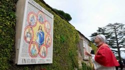 Il Papa nei Giardini vaticani per un evento con la comunit� del Per�